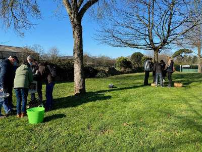 Formation de petits groupes sur la place de la Fruitière